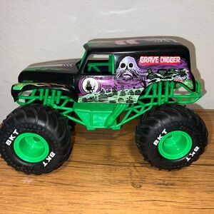 SpinMaster Monster Jam Grave Digger Remote Controlled Monster Truck Mdl 66801TX2